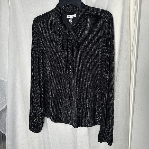 3/$20 💥 Long Sleeve Keyhole Bow Mock Neck Black & Silver Shimmery Blouse NWT - Picture 4 of 17